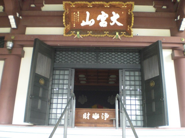 東光寺の境内の北側の本堂の前面です。本堂の奥が少し見えます。