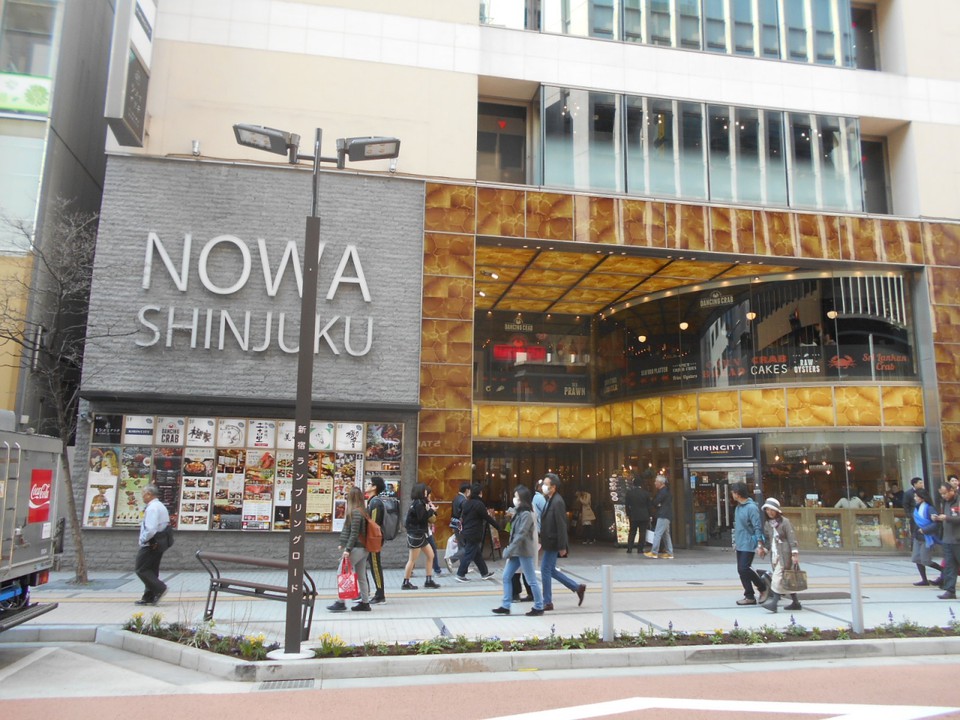 新宿ＮＯＷＡビル全体はこんな感じで、1フロア1レストラン