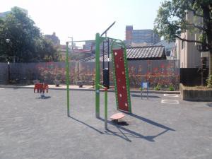 六本木西公園の大人用健康器具