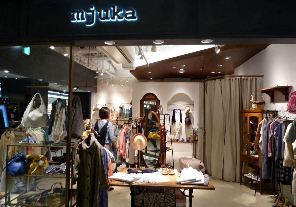 自然なアースカラーの商品が並ぶ