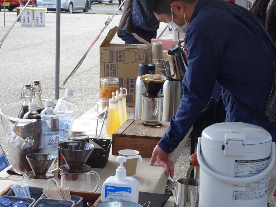 丁寧にコーヒーを入れるマニアックなお店もありました。