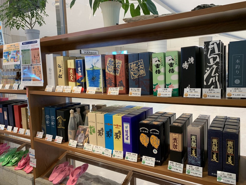 島のお酒もたくさん置かれていました