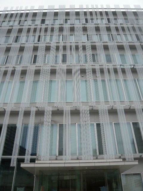 大宮図書館は、大宮区役所の２階に入っています。高層の建物です