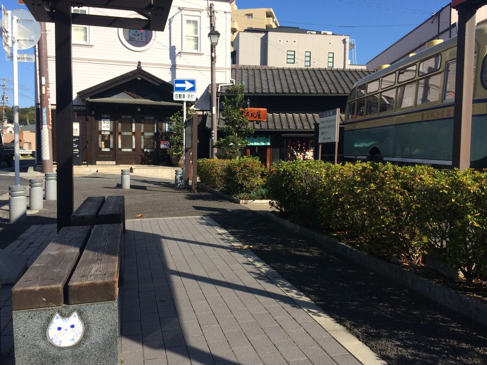 ミュージアム前のバス停のベンチもネコ仕様