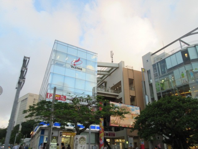 大きなビルで