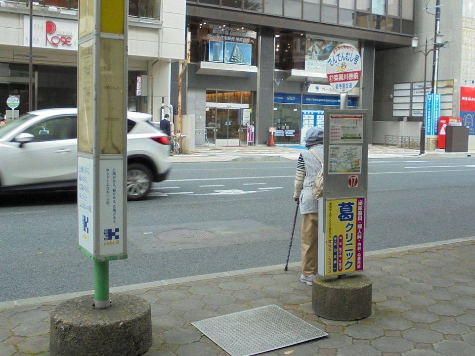 デパートの前にバス停