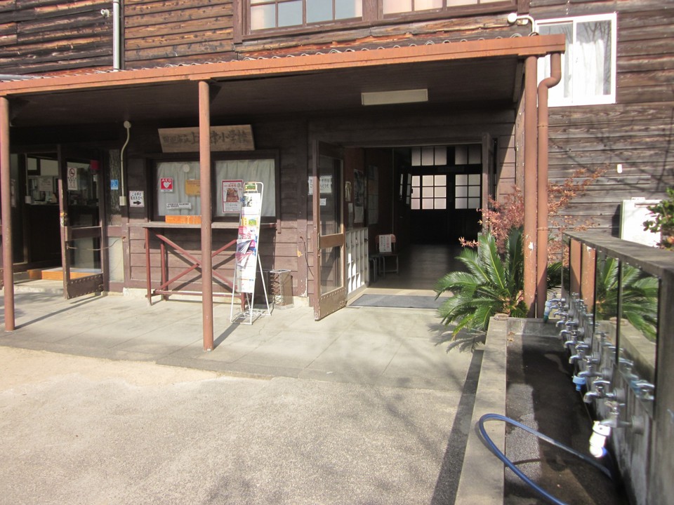 正面玄関の手洗い場