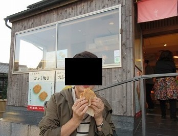 お店の前で「おふく焼き」を