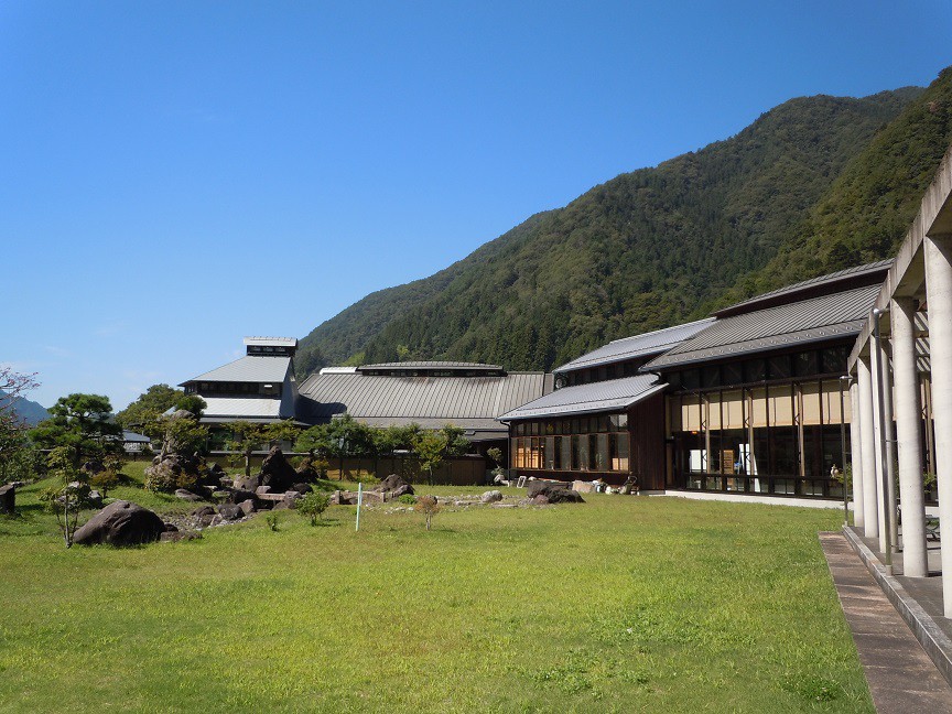 このすぐ先に御池山がある。　神楽の湯はいい湯ですよ。