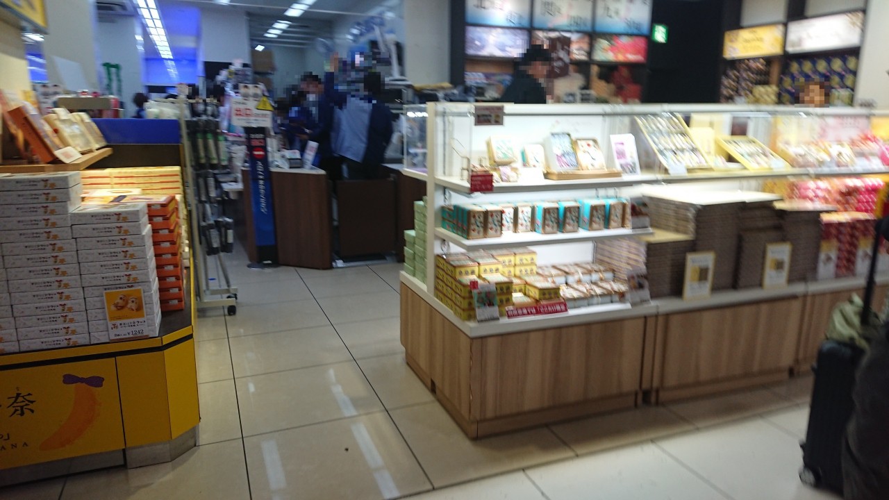 キャリーの客が多いので店内通路幅は日本基準では広い方だが･･