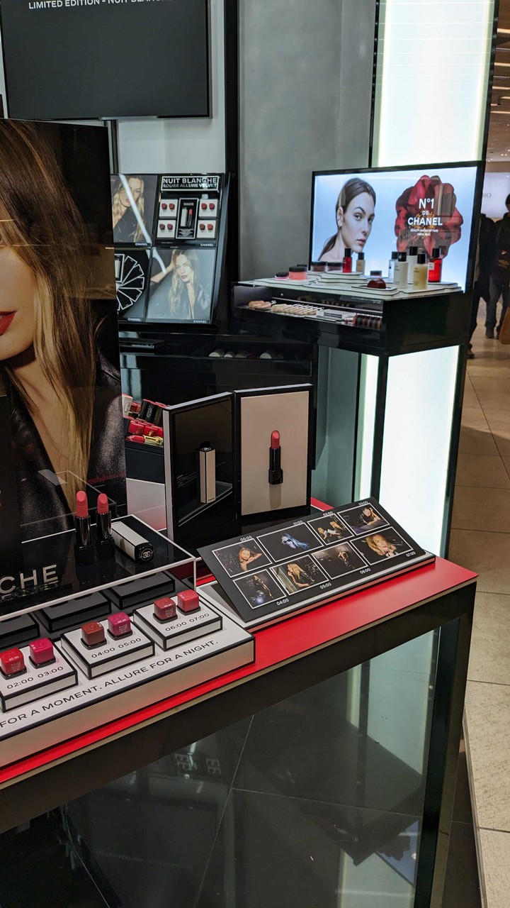 シャネルの化粧品とニュイ・ブランシュの宣伝ディスプレイ。