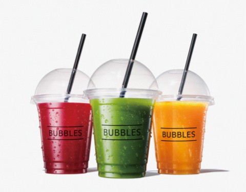 3つのカラフルなドリンクが透明なカップに入っており、各カップには「BUBBLES」と書かれている。左から赤いドリンク、緑のドリンク、オレンジのドリンクが並んでいる。