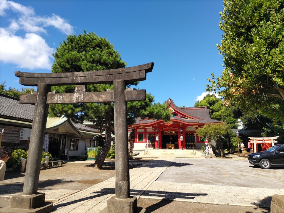 品川神社本殿と鳥居。