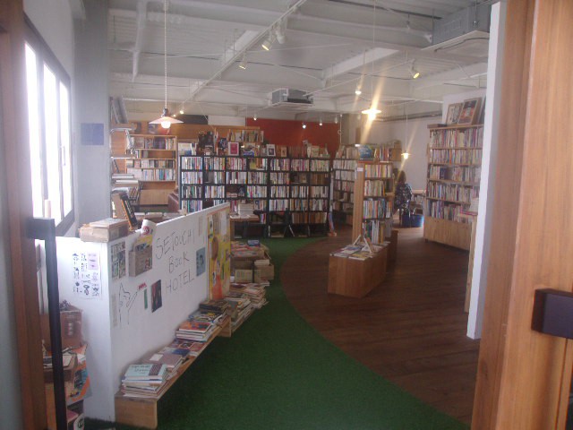 メインは本屋さんという感じでした