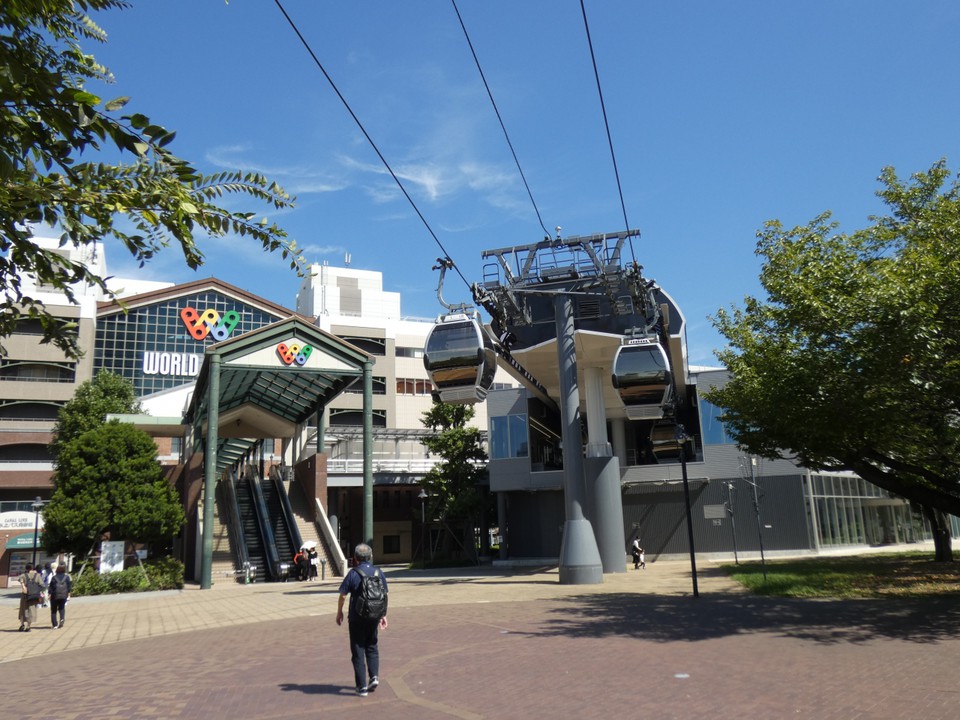 運河パーク駅隣の横浜ワールドポーターズ