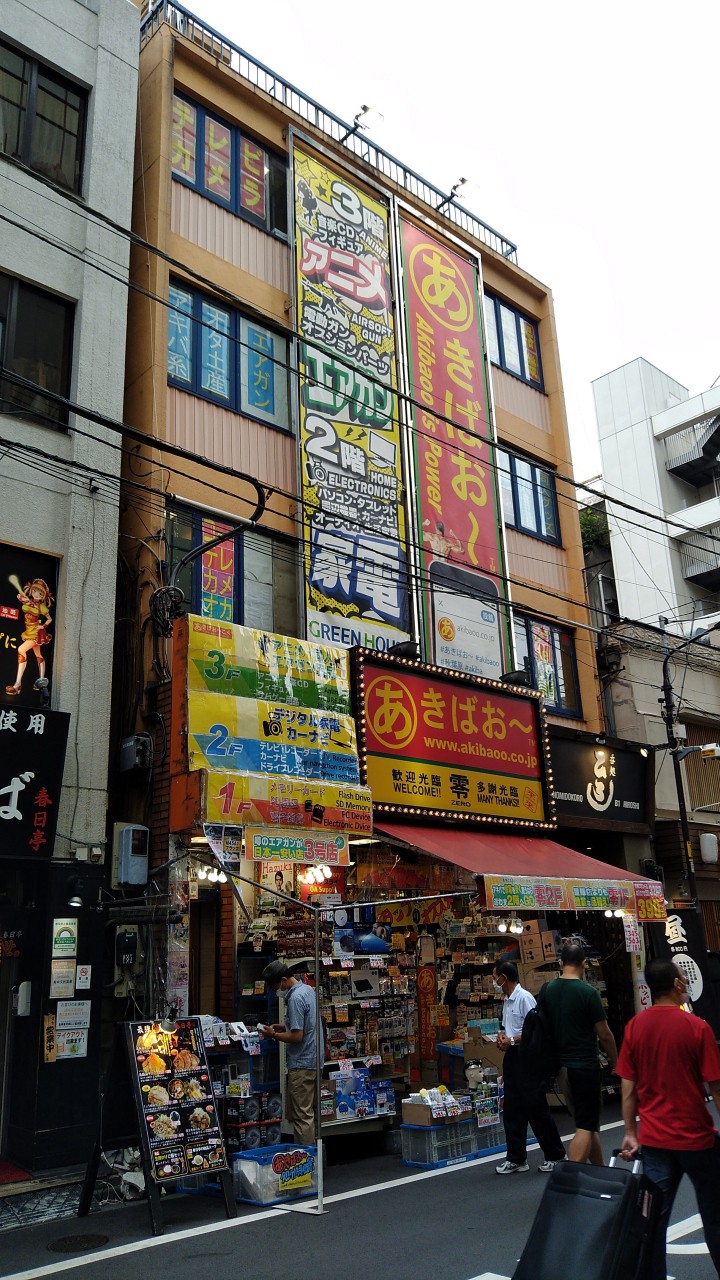 平日でもマスクを付けたお客さんで賑わってました