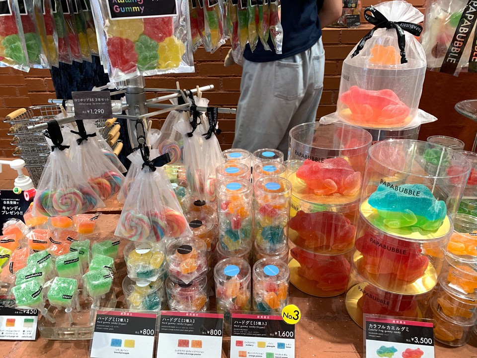 PAPABUBBLE相鉄ジョイナス店でグミが並ぶコーナー