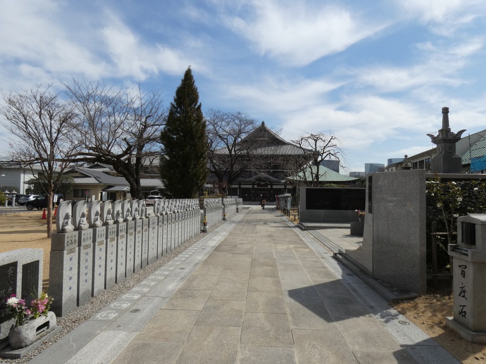 高野山東京別院本堂と境内