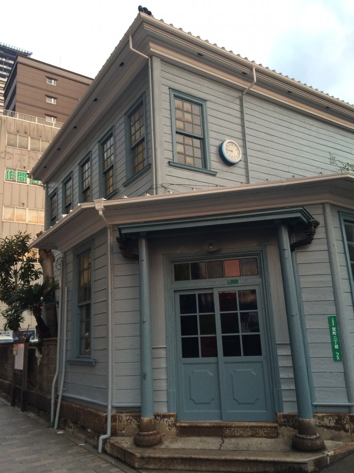 ハイカラな洋服雑貨屋さんが実は旧小倉県庁舎です。