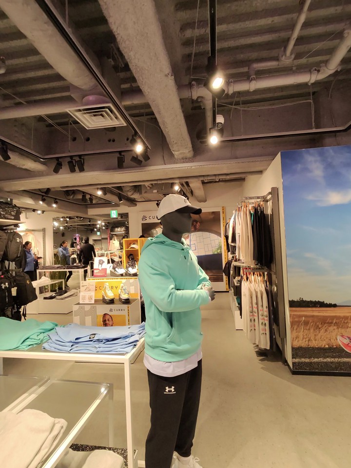 UNDER ARMOUR BRAND HOUSEの店内の売り場