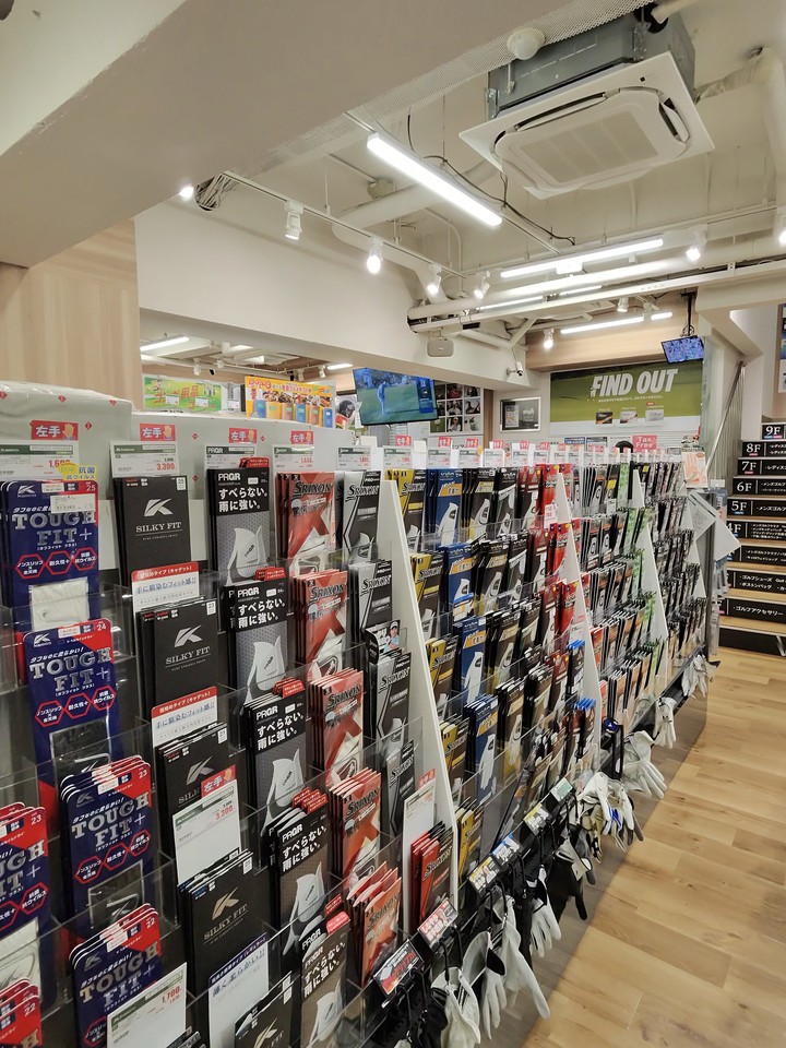 Victoria Golfの店舗の店内のゴルフ商品