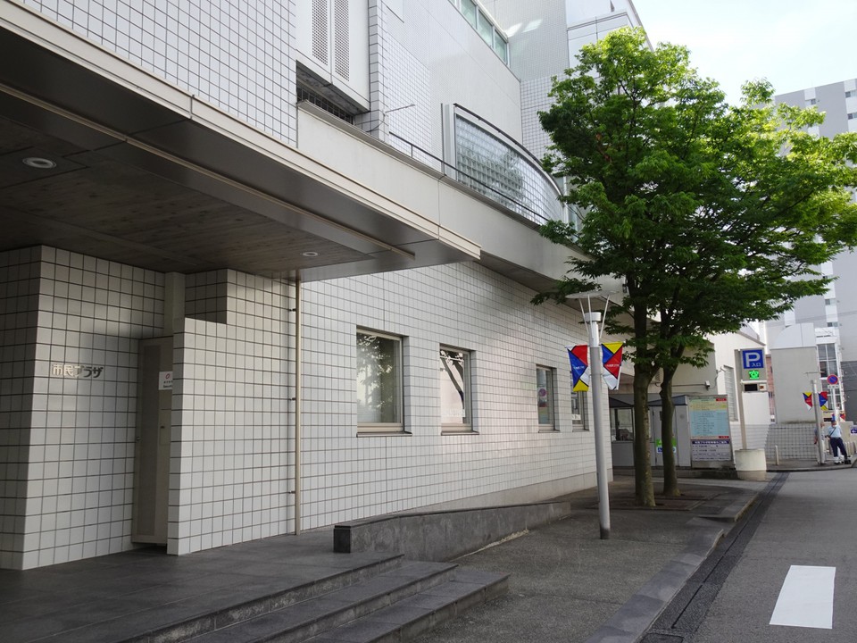 駐車場入口は西側にあります