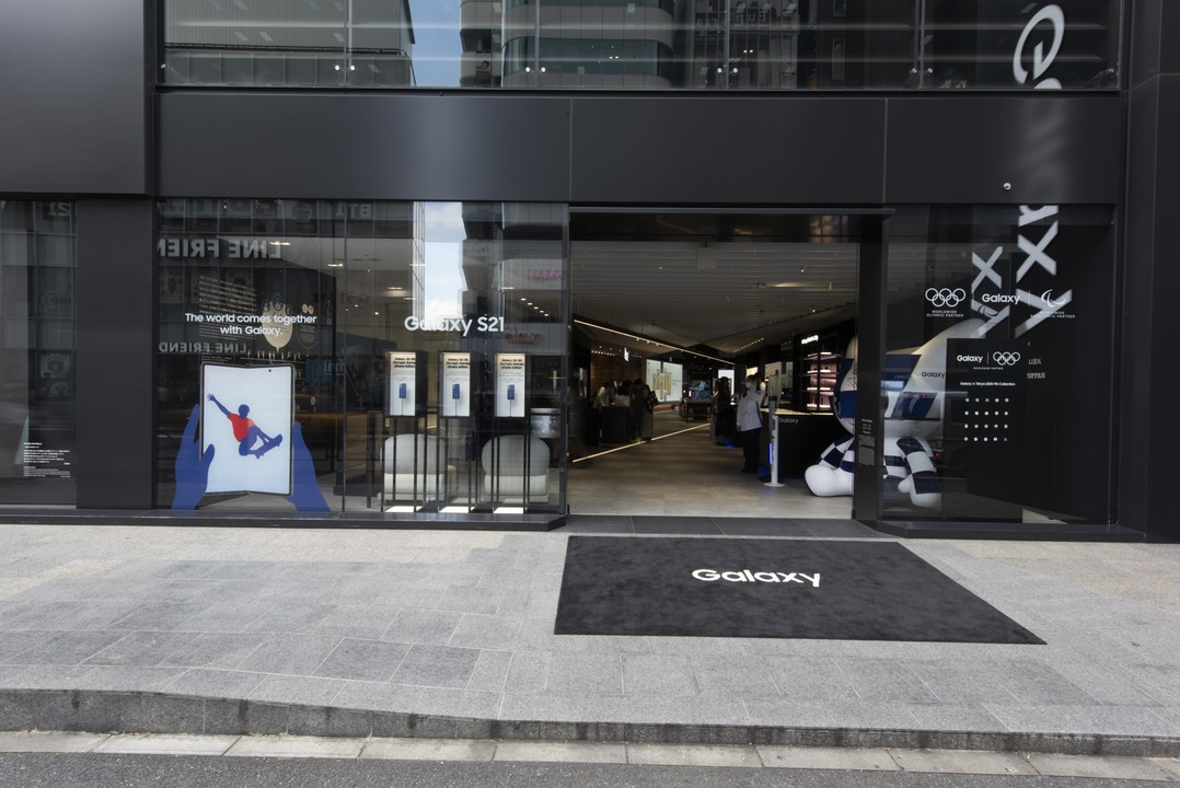Galaxy Harajukuのエントランス。ガラスドアの中には新製品Galaxy S21が展示されている。