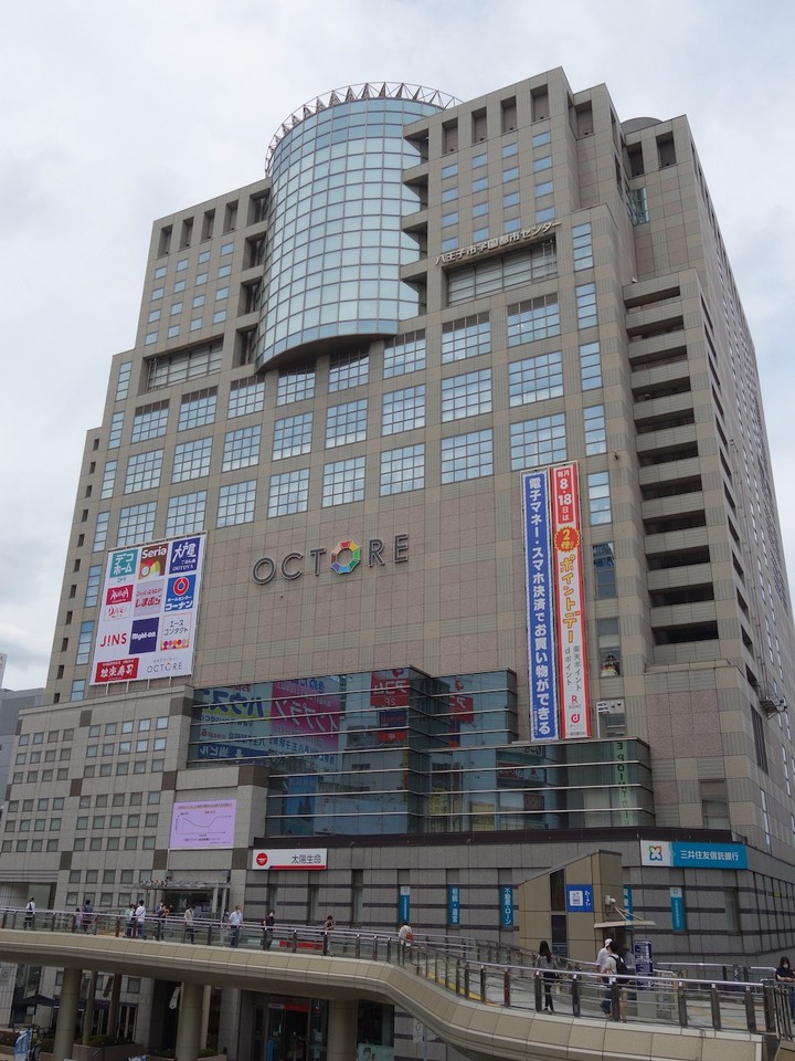 駅の真正面です
