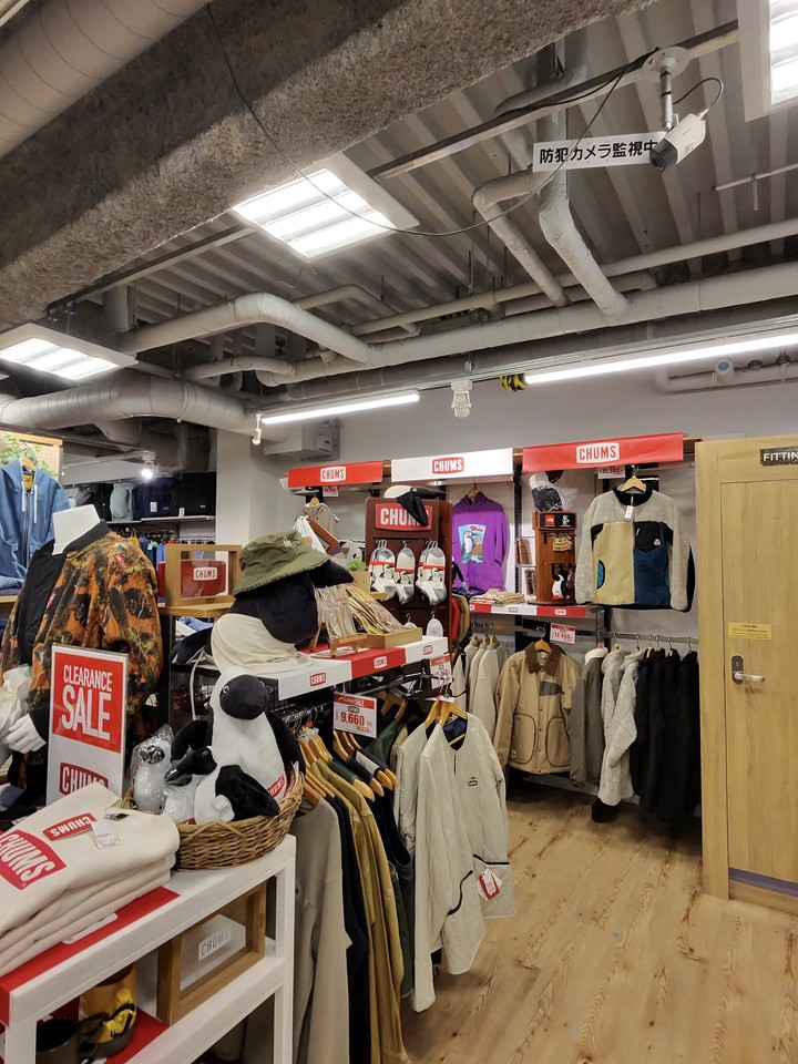 L-Breathの店内の様子。多種多様なアウトドア用品がディスプレイされている