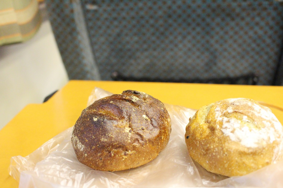 買ったパンを翌日の列車内でいただきました。素朴で美味しい。