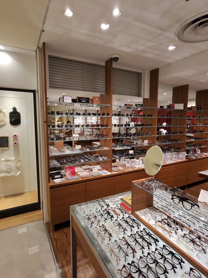 EROTICAの店内の眼鏡の商品