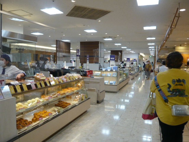 地下の出入口から入ると、食料品店が利用客を迎えてくれます。