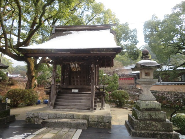 太鼓橋を渡ってすぐにあります」