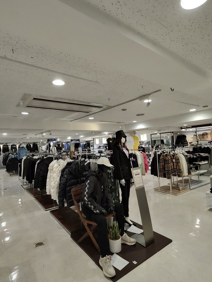 サカゼンの店舗の店内の売り場の様子