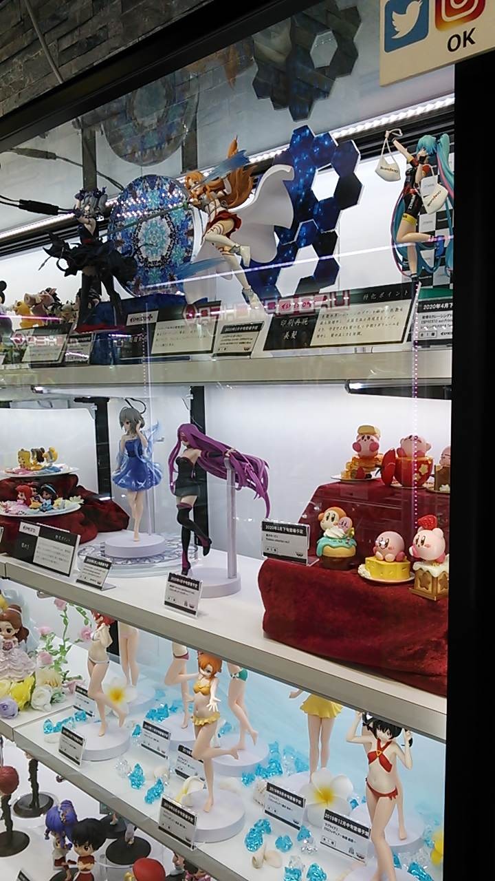 クレーンゲームの商品のフィギュアを並べた展示棚も見ごたえ十分