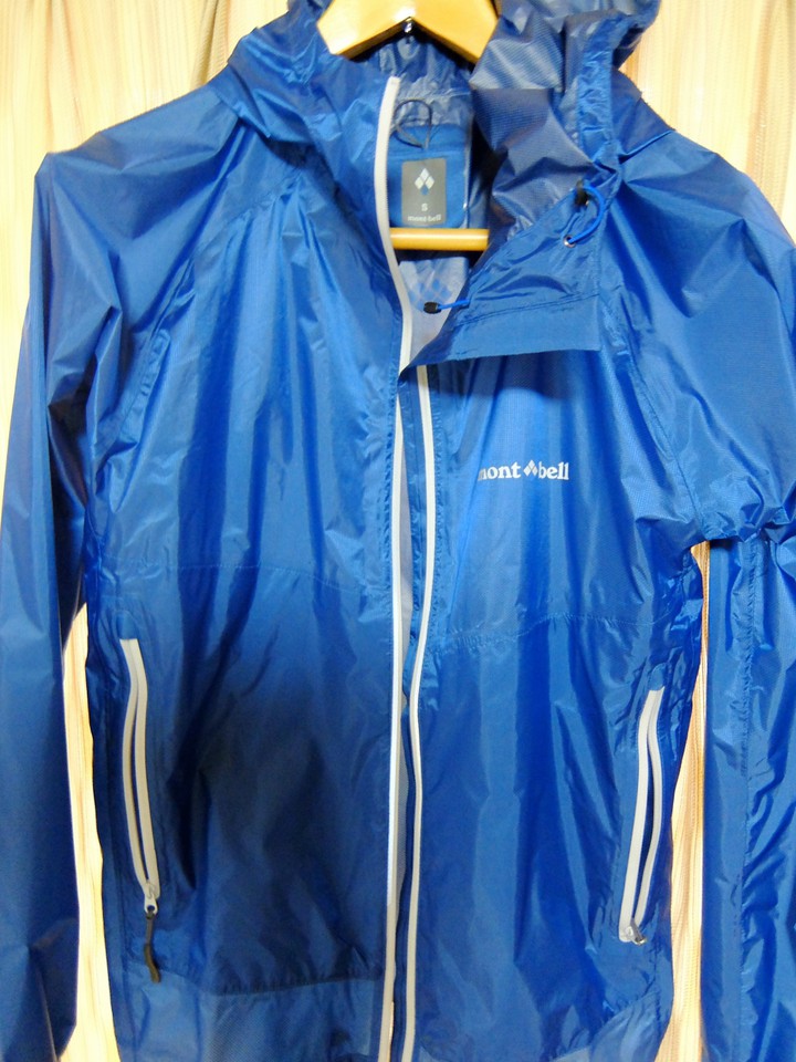 薄手で最軽量の雨具。