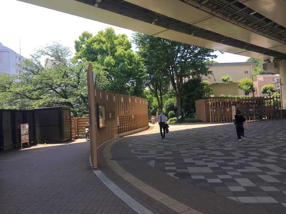 高架下の日陰
