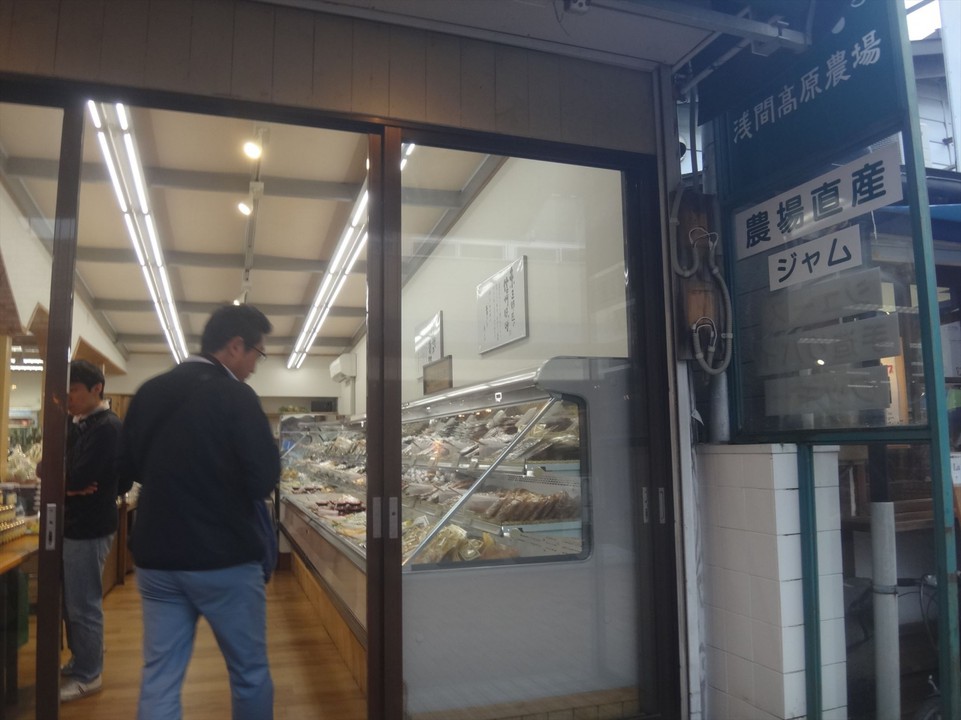 店舗面積はそこそこの広さだが土産用と考えると十分