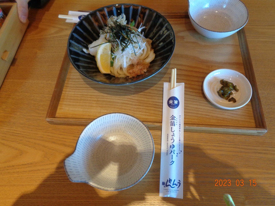 夫婦でかけうどん1人前を注文し、醤油の味を確かめました。