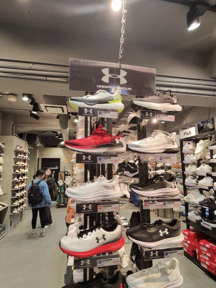エービーシーマート新宿本店のアンダーアーマーコーナー