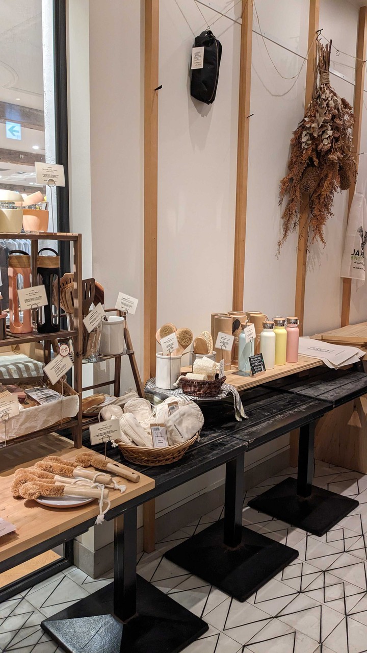 ガーデンハウス内のリラックスした雰囲気の物販スペース。天然素材のバス用品やキッチンアイテムが展示されている。