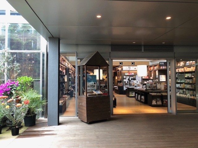 店内の様子（店内は撮影禁止なので、棟の連絡通路）