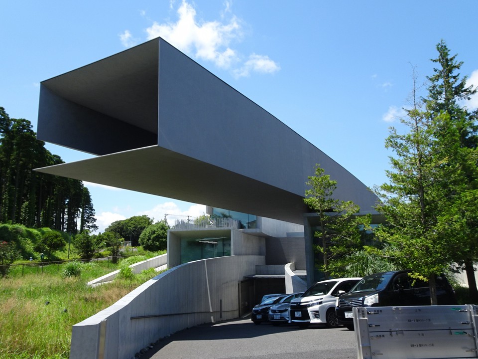 張り出し部を横から見るとその凄さに魅了されます。
