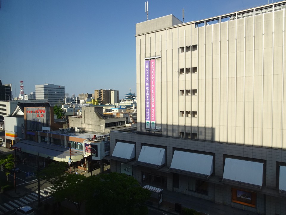 宿泊した「御宿野乃」のお向かいに建っています