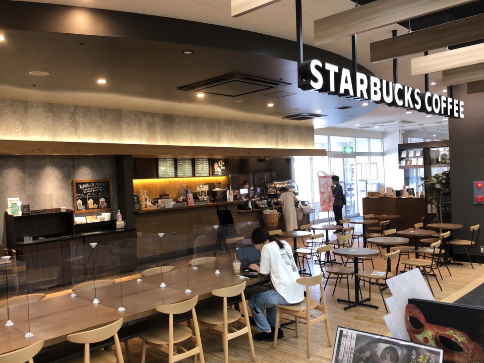 スタバもあり休憩するにはよいと思います。