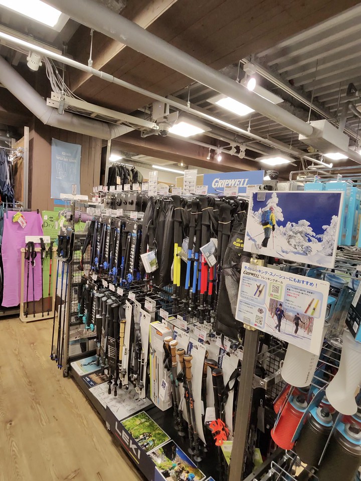 L-Breathの店内の様子。多種多様なアウトドア用品がディスプレイされている
