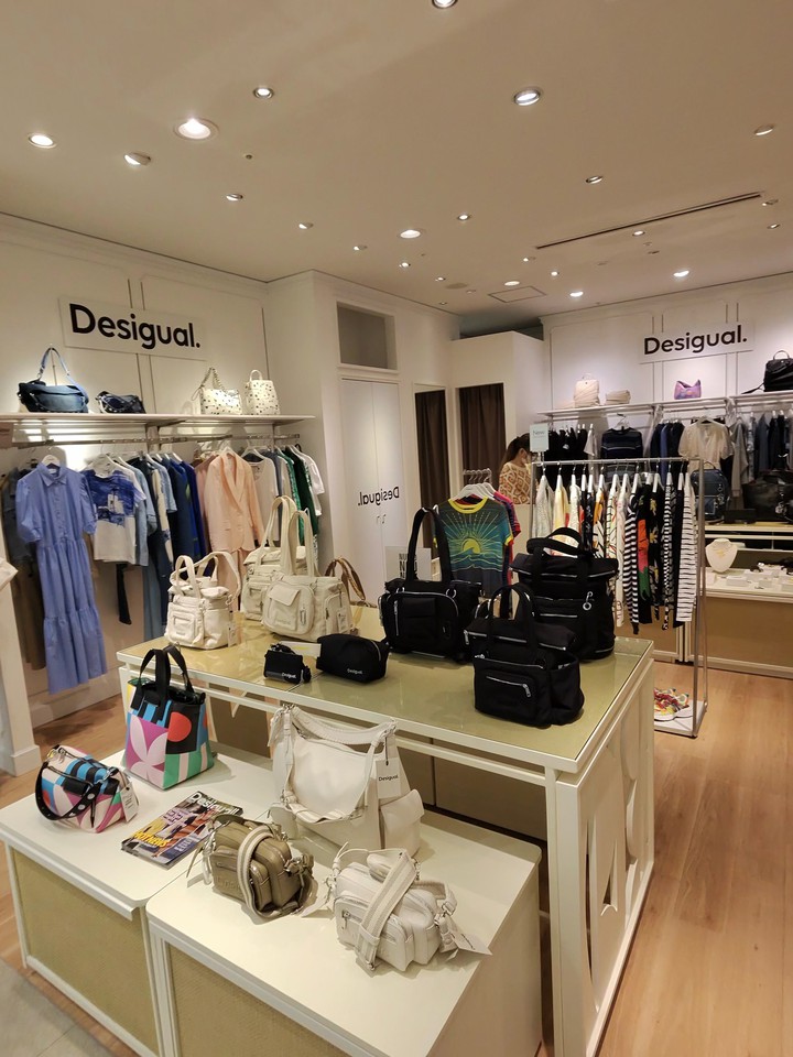 Desigual店舗のバッグコレクションとカジュアルウェア