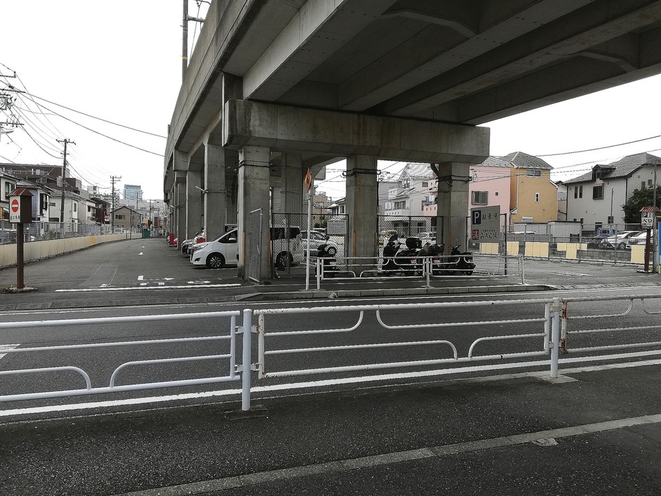 ガード下が駐車場