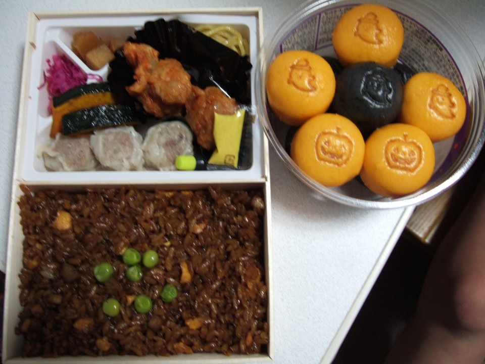 崎陽軒の黒炒飯とシウマイまん