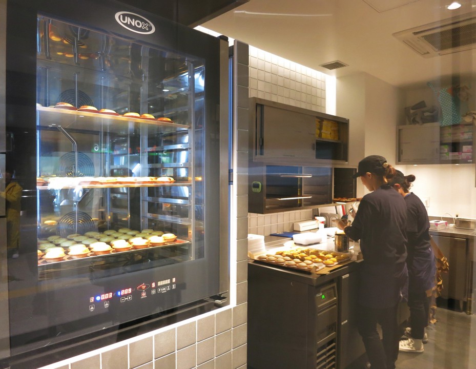 店内にあるオーブンで、どんどん焼き上げています